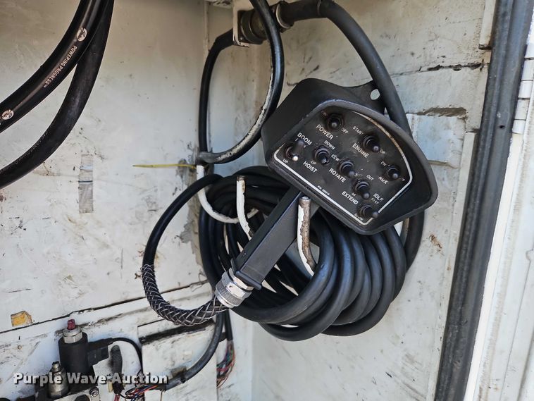 image for item EO4599 2001 GMC C6500 utility / service truck