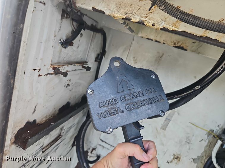 image for item EO4599 2001 GMC C6500 utility / service truck