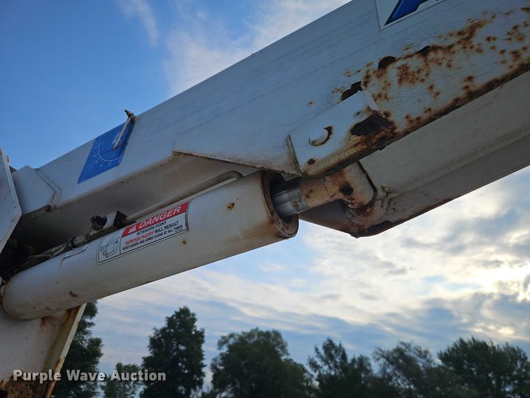 image for item EO4599 2001 GMC C6500 utility / service truck