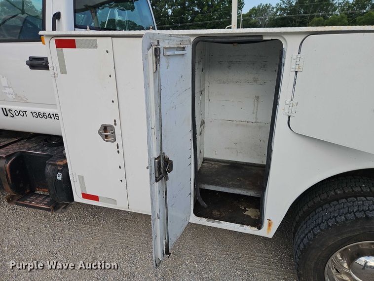 image for item EO4599 2001 GMC C6500 utility / service truck