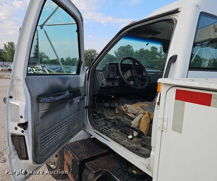 image for item EO4599 2001 GMC C6500 utility / service truck
