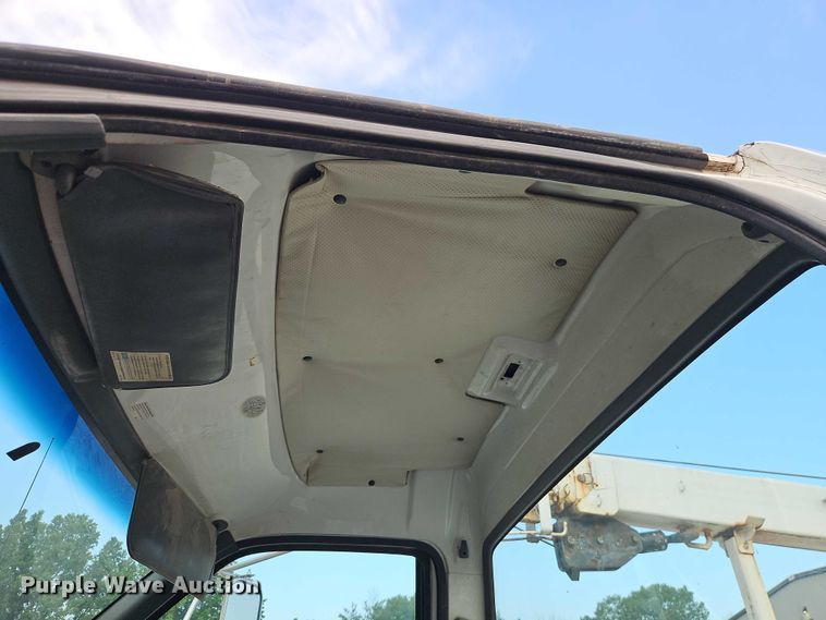 image for item EO4599 2001 GMC C6500 utility / service truck