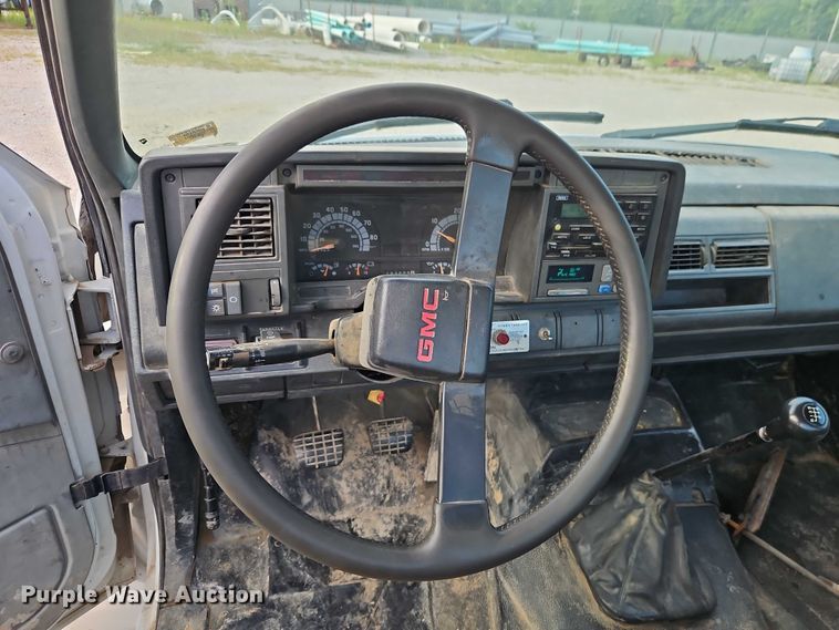 image for item EO4599 2001 GMC C6500 utility / service truck