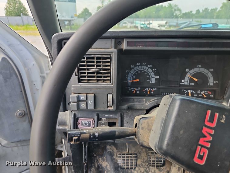 image for item EO4599 2001 GMC C6500 utility / service truck