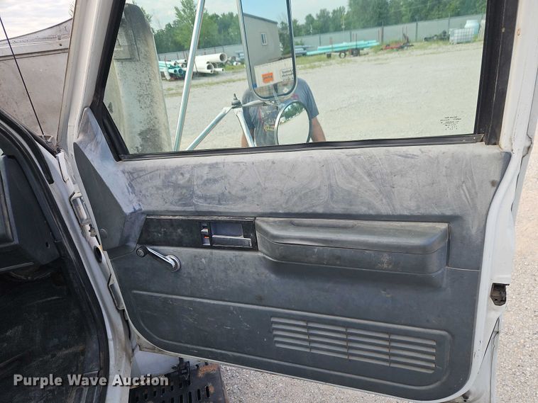 image for item EO4599 2001 GMC C6500 utility / service truck