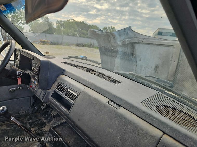 image for item EO4599 2001 GMC C6500 utility / service truck