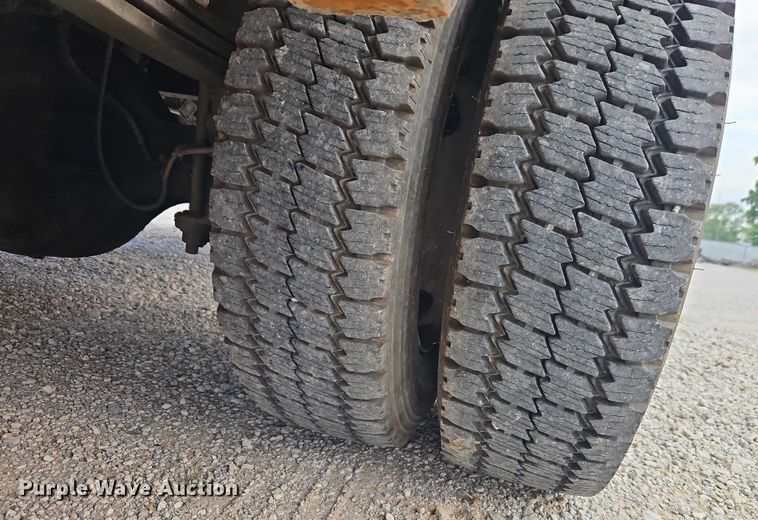 image for item EO4599 2001 GMC C6500 utility / service truck