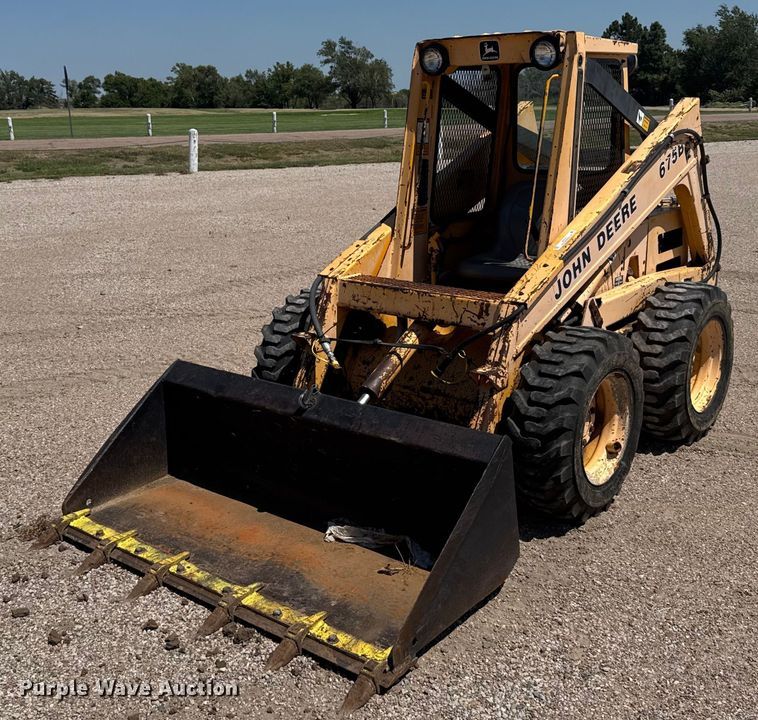 MINI CARGADOR SOBRE RUEDAS 1990 JOHN DEERE 675B
