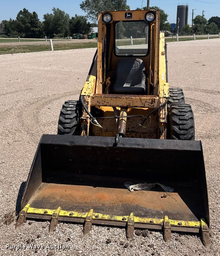 MINI CARGADOR SOBRE RUEDAS 1990 JOHN DEERE 675B