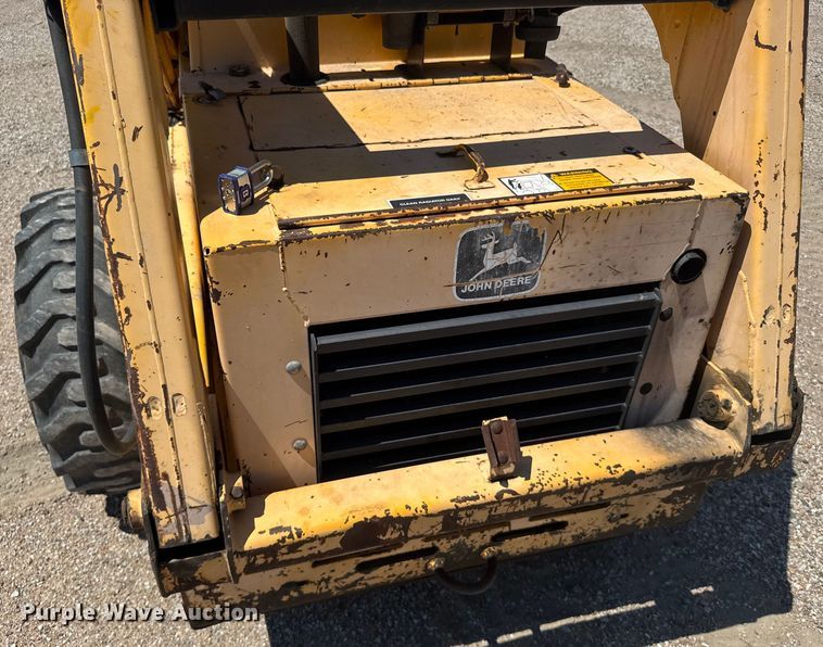 image for item ER2241 1990 John Deere 675B skid steer loader