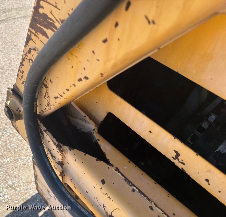 image for item ER2241 1990 John Deere 675B skid steer loader