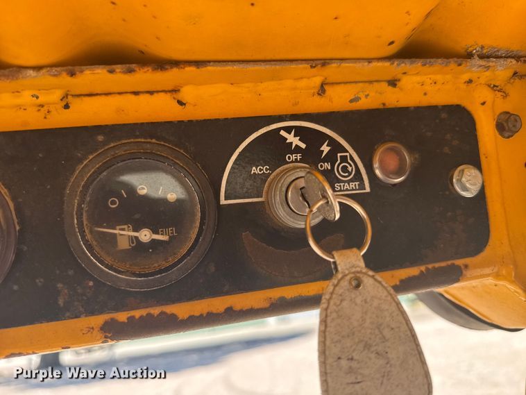 image for item ER2241 1990 John Deere 675B skid steer loader