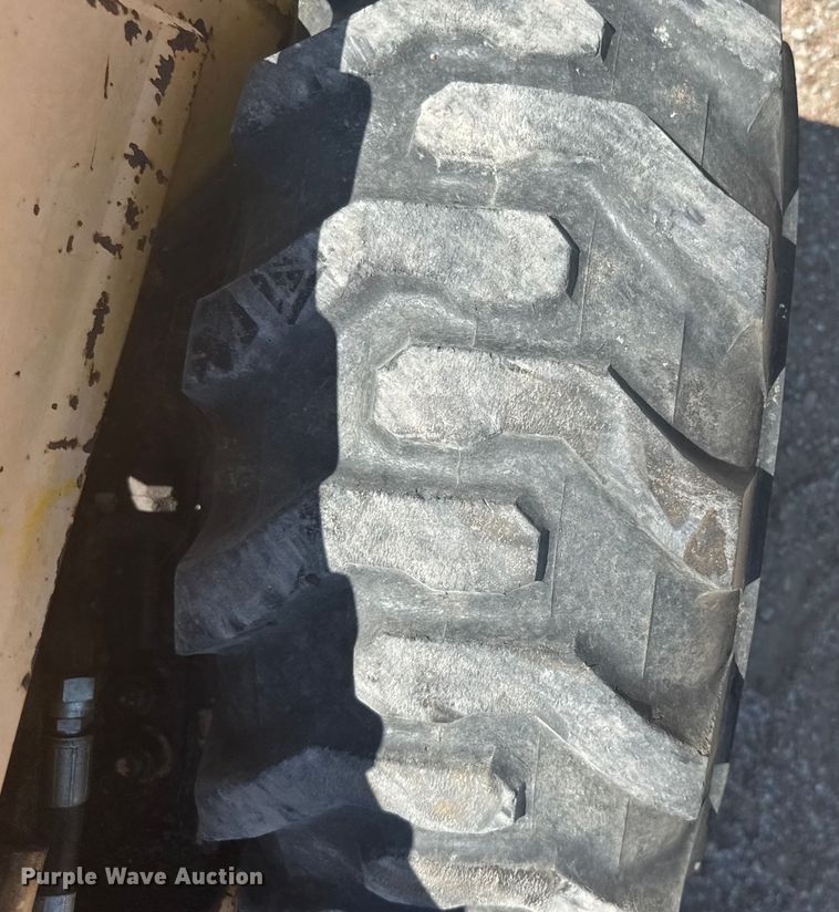 image for item ER2241 1990 John Deere 675B skid steer loader