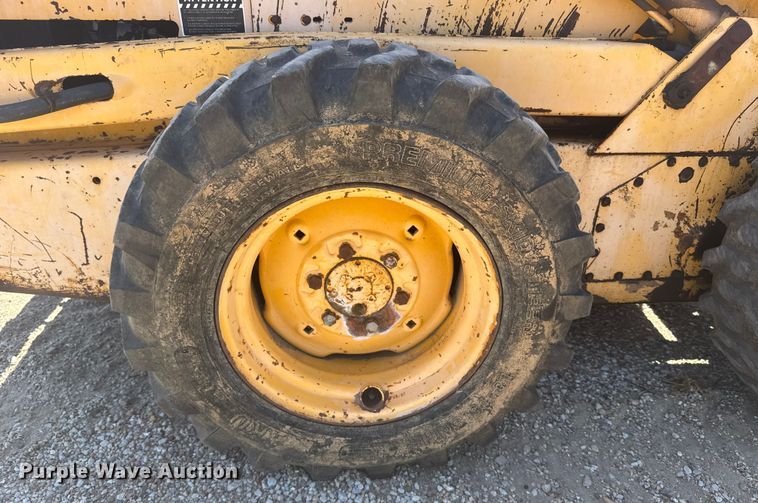 image for item ER2241 1990 John Deere 675B skid steer loader
