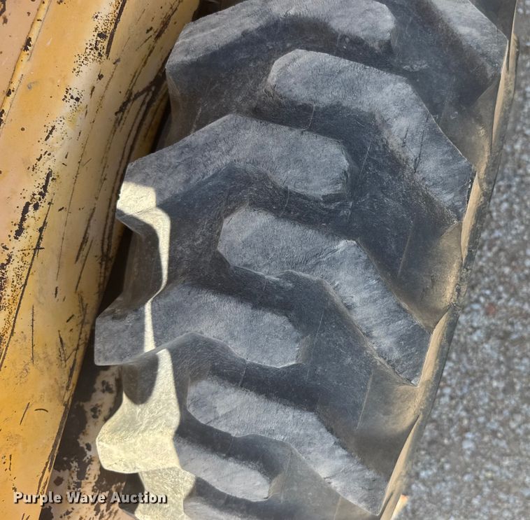 image for item ER2241 1990 John Deere 675B skid steer loader