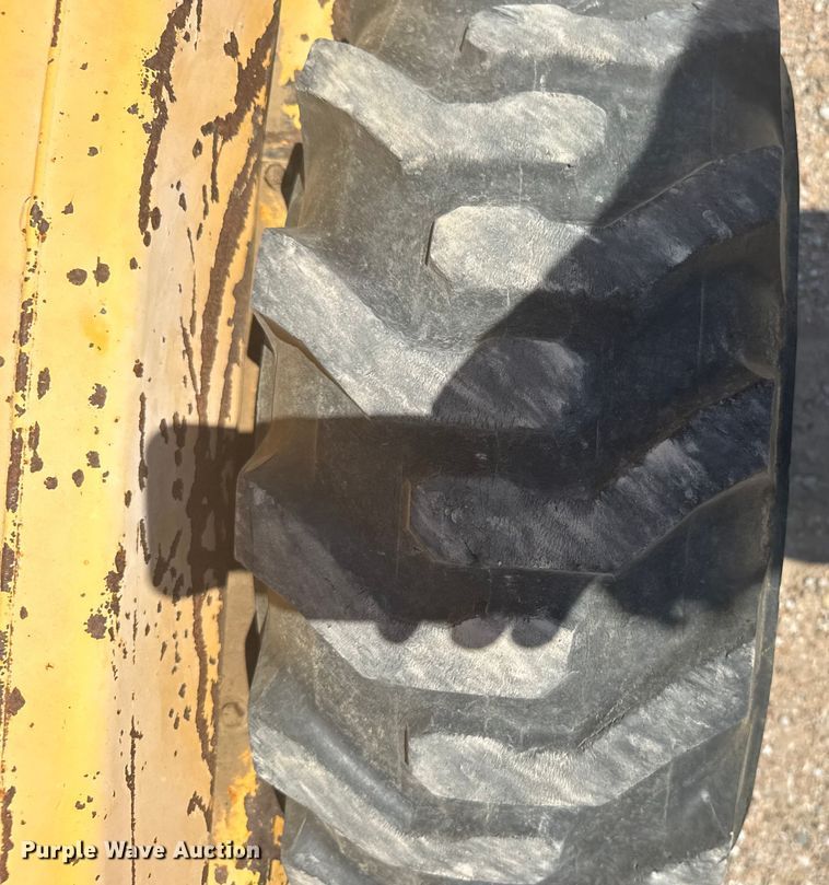 image for item ER2241 1990 John Deere 675B skid steer loader