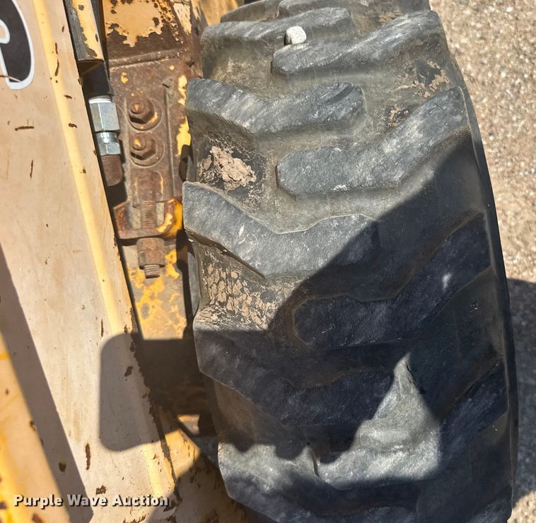 image for item ER2241 1990 John Deere 675B skid steer loader