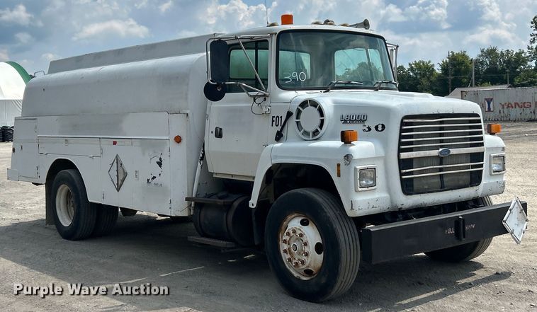 image for item ET3028 1995 Ford LN8000 tank truck