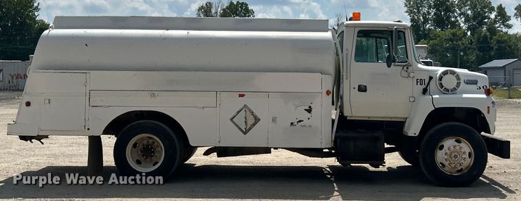 image for item ET3028 1995 Ford LN8000 tank truck