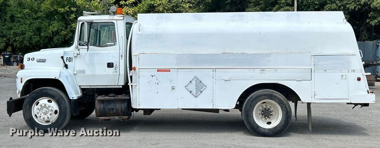 image for item ET3028 1995 Ford LN8000 tank truck