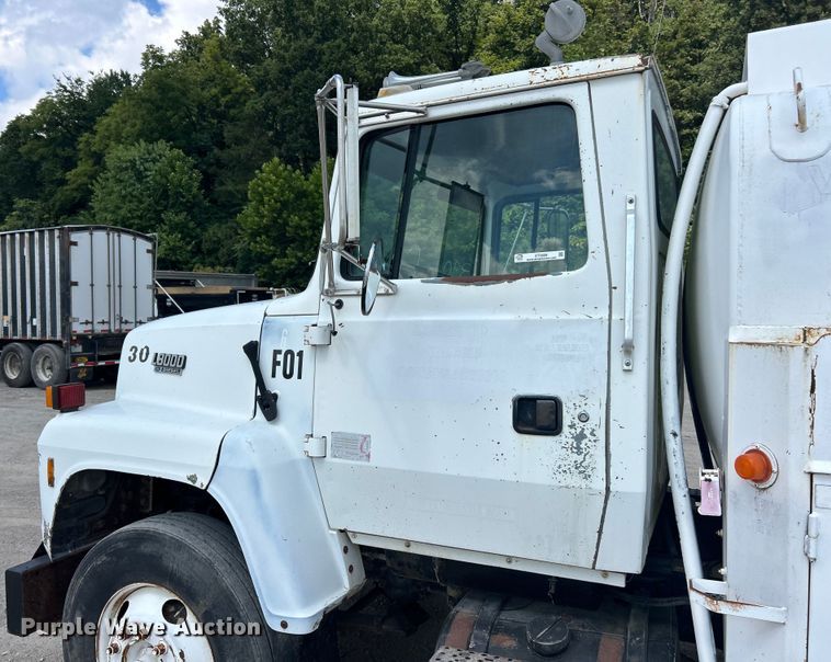 image for item ET3028 1995 Ford LN8000 tank truck