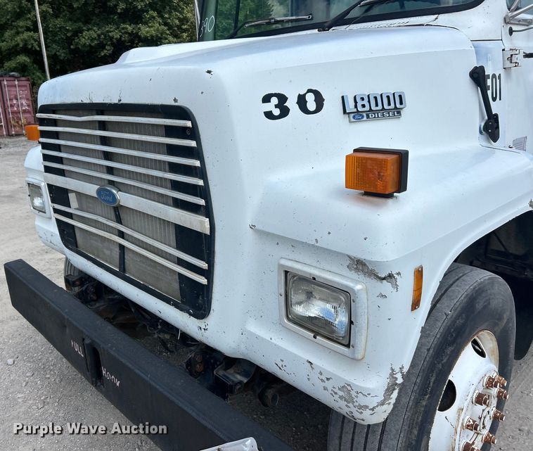 image for item ET3028 1995 Ford LN8000 tank truck