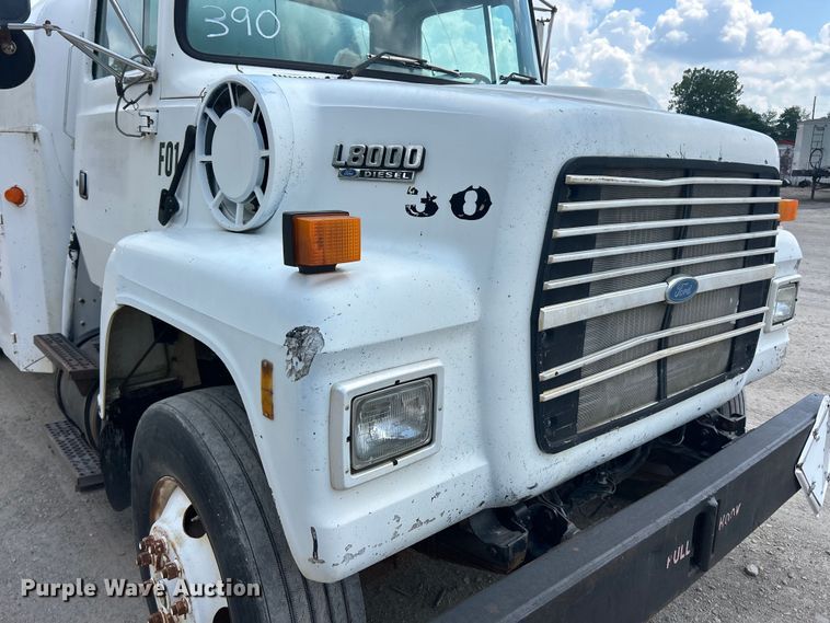 image for item ET3028 1995 Ford LN8000 tank truck