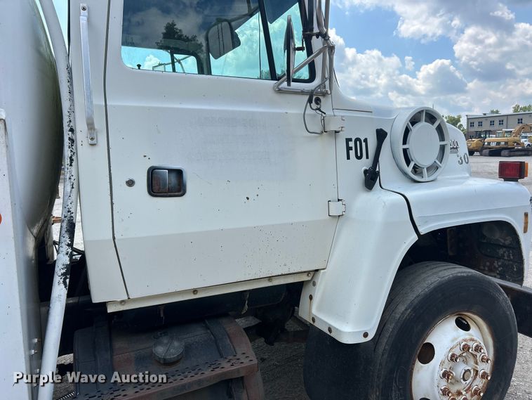 image for item ET3028 1995 Ford LN8000 tank truck