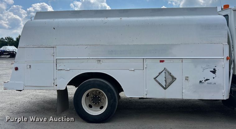 image for item ET3028 1995 Ford LN8000 tank truck