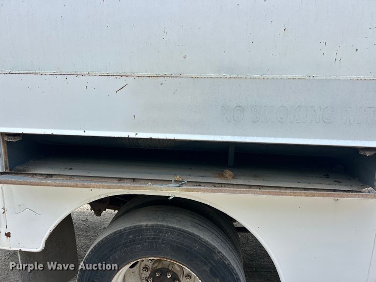 image for item ET3028 1995 Ford LN8000 tank truck