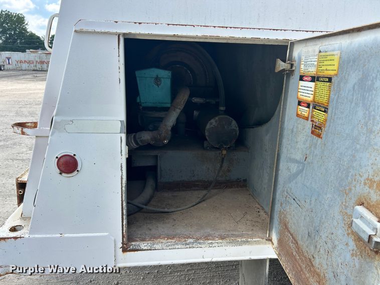 image for item ET3028 1995 Ford LN8000 tank truck