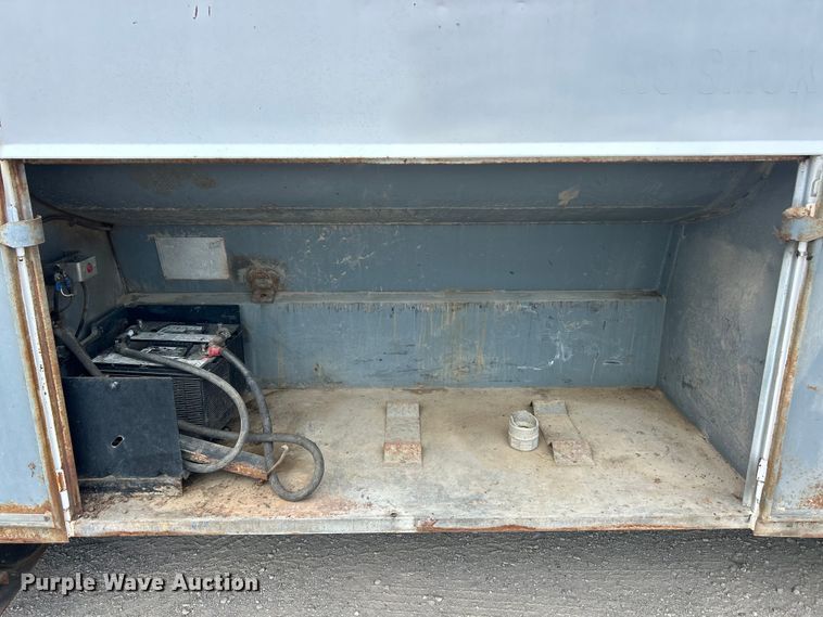 image for item ET3028 1995 Ford LN8000 tank truck