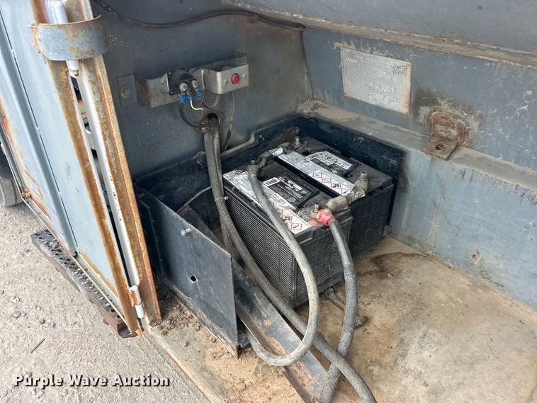 image for item ET3028 1995 Ford LN8000 tank truck