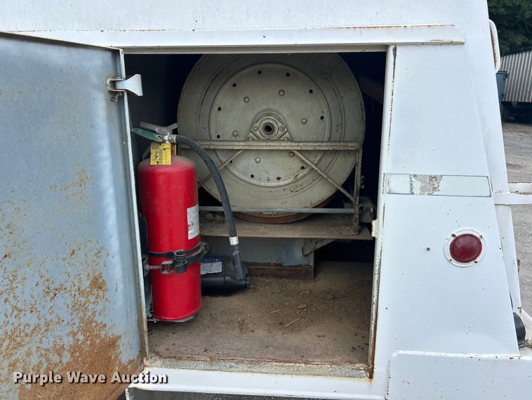 image for item ET3028 1995 Ford LN8000 tank truck