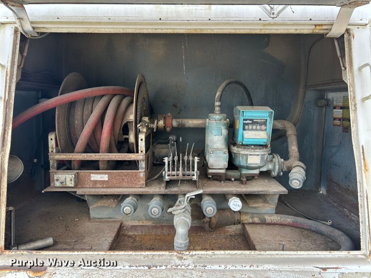 image for item ET3028 1995 Ford LN8000 tank truck