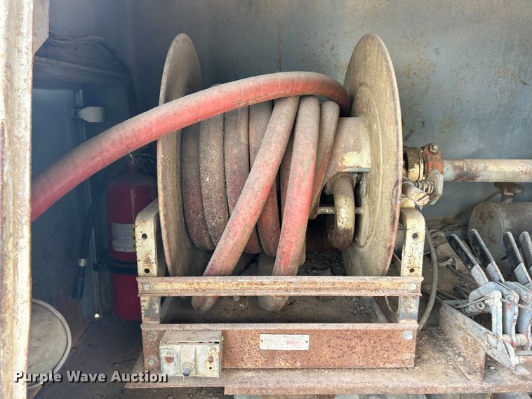 image for item ET3028 1995 Ford LN8000 tank truck