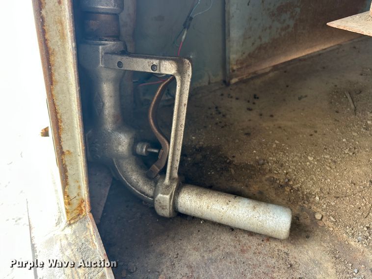 image for item ET3028 1995 Ford LN8000 tank truck