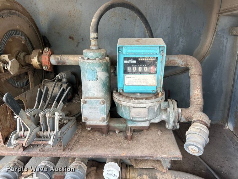 image for item ET3028 1995 Ford LN8000 tank truck