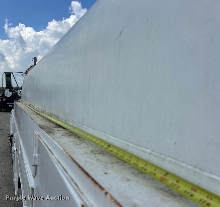 image for item ET3028 1995 Ford LN8000 tank truck