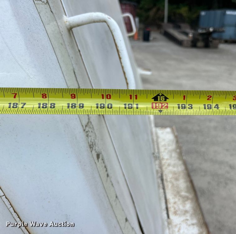 image for item ET3028 1995 Ford LN8000 tank truck