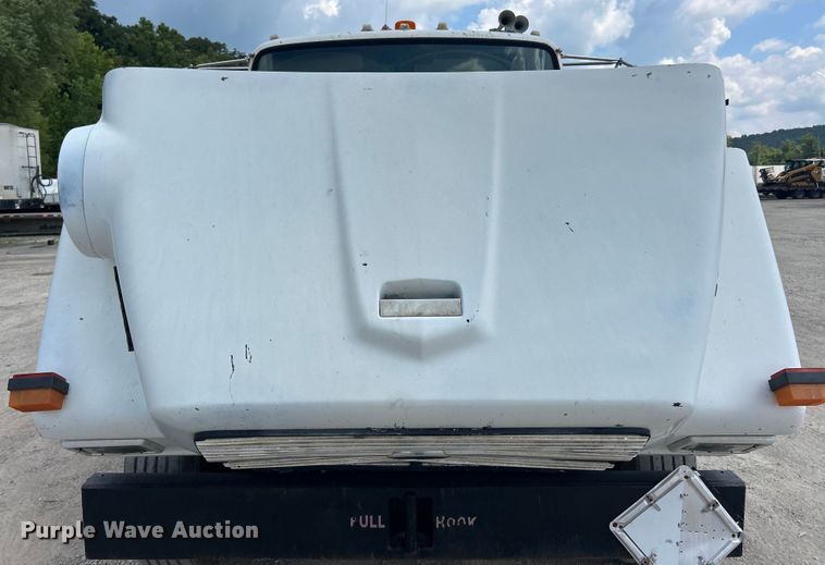 image for item ET3028 1995 Ford LN8000 tank truck