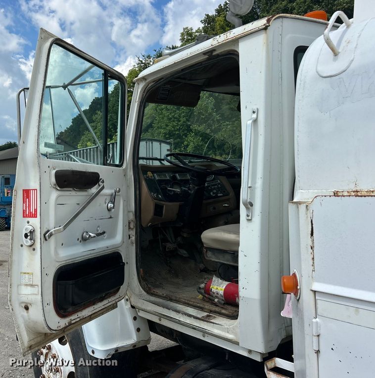 image for item ET3028 1995 Ford LN8000 tank truck