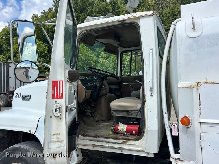 image for item ET3028 1995 Ford LN8000 tank truck