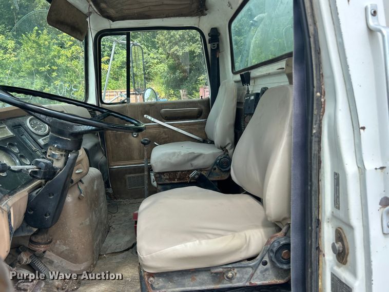 image for item ET3028 1995 Ford LN8000 tank truck