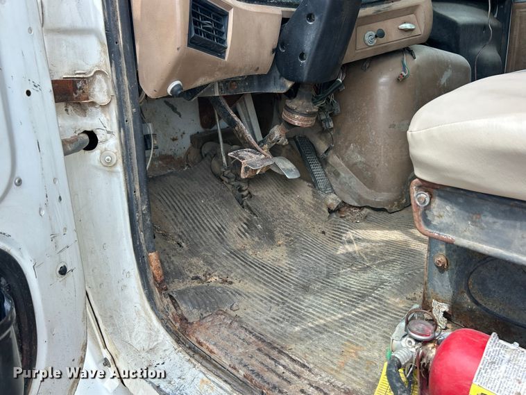 image for item ET3028 1995 Ford LN8000 tank truck