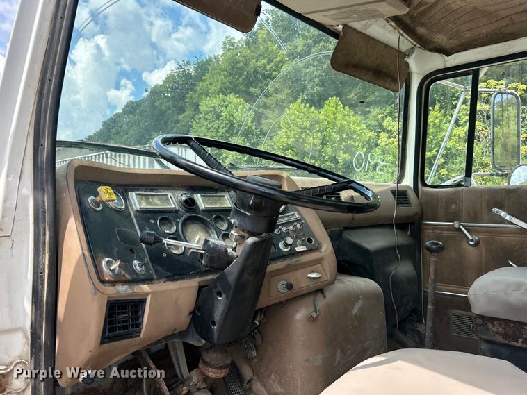 image for item ET3028 1995 Ford LN8000 tank truck