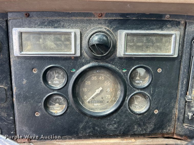 image for item ET3028 1995 Ford LN8000 tank truck