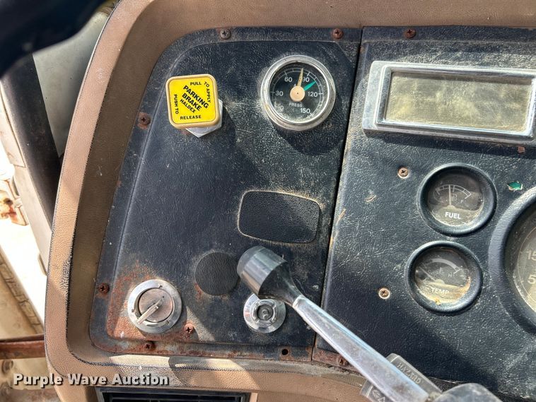 image for item ET3028 1995 Ford LN8000 tank truck