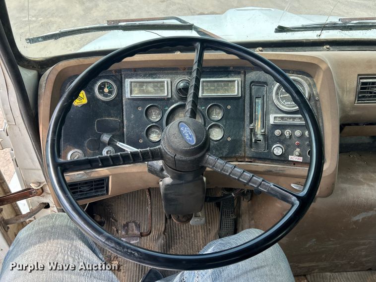 image for item ET3028 1995 Ford LN8000 tank truck