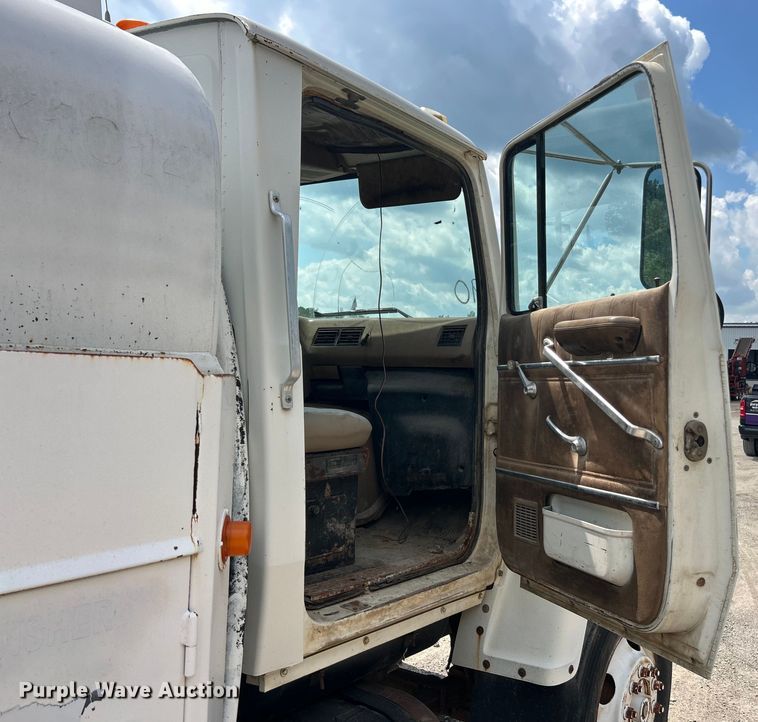 image for item ET3028 1995 Ford LN8000 tank truck